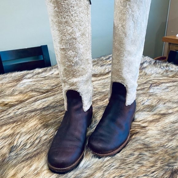 UGG TALL EXPOSED SHERPA - Picture 4 of 11